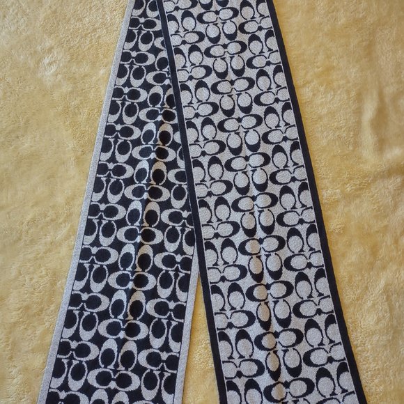 Coach winter hat and scarf set - Picture 2 of 7